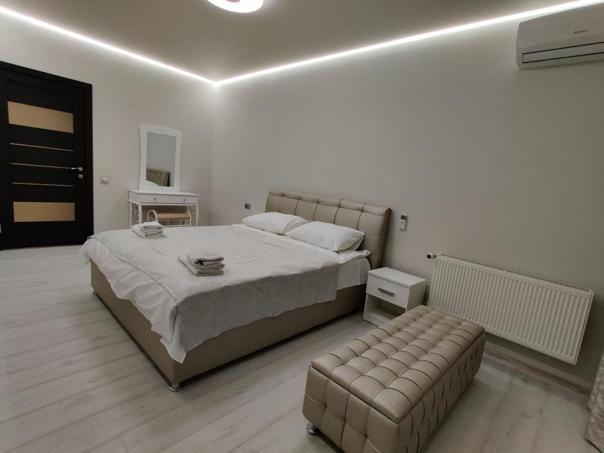 Апартаменты Yarovytsya Vip In The Center Луцк Экстерьер фото